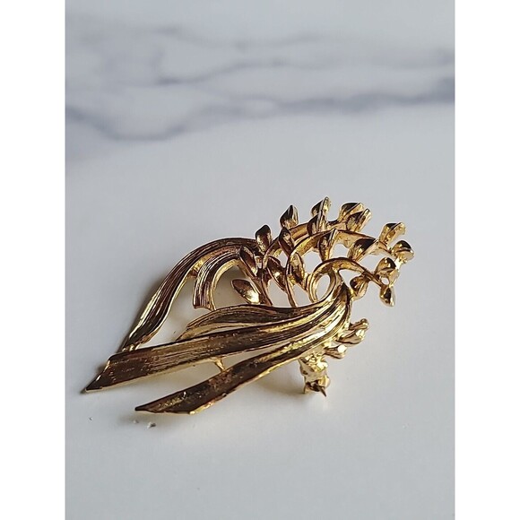 Gold Tone Metal Floral/Leaf Shaped Brooch Vintage - Picture 3 of 10
